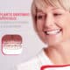 Mulher sorrindo mostrando implante protocolo Post Mídia Digital Dra. Tânia Rodrigues cliente E-clínica Marketing Digital dentista