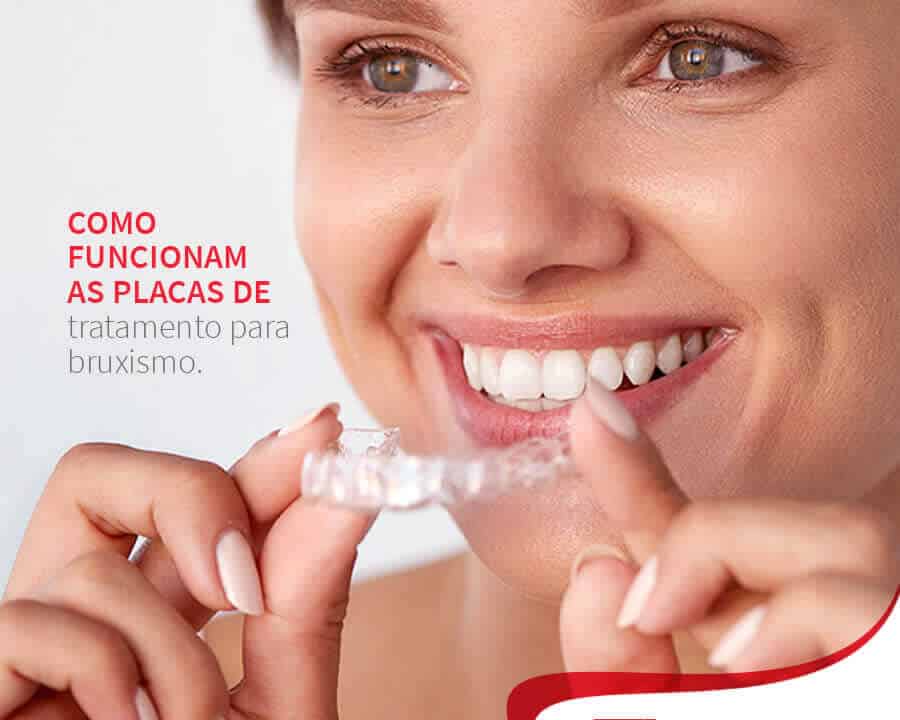 Mulher sorrindo colocando placa de tratamento para bruxismo Postagem mídias sociais Dra. Tânia Rodrigues cliente E-clínica Marketing em odontologia