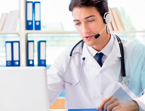 médico praticando telemedicina com fone de ouvido e microfone em frente ao computador site E-clínica marketing digital médico