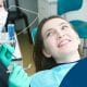paciente sorrindo para dentista que investe em boas postagens para instagram odontologia