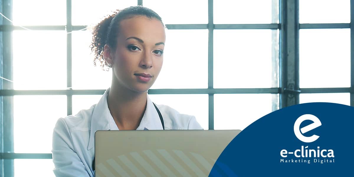 Médica em frente a um laptop gerenciando suas redes sociais no marketing digital para médicos