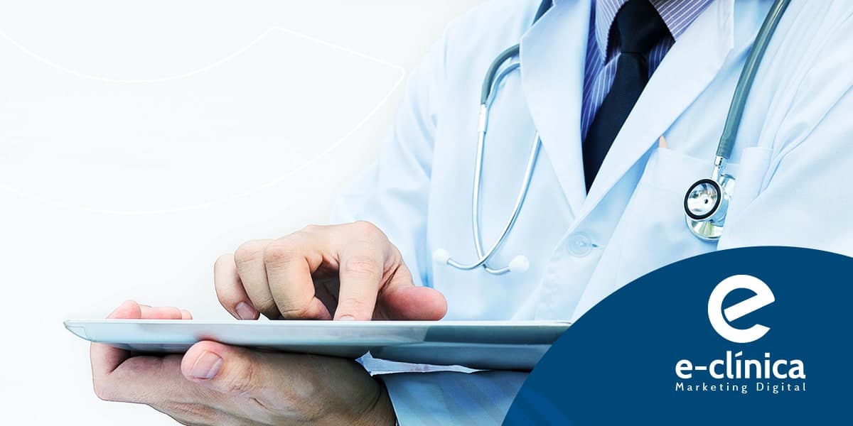 médico usando tablet faz marketing digital médico em sua rede social site E-clínica Marketing Digital