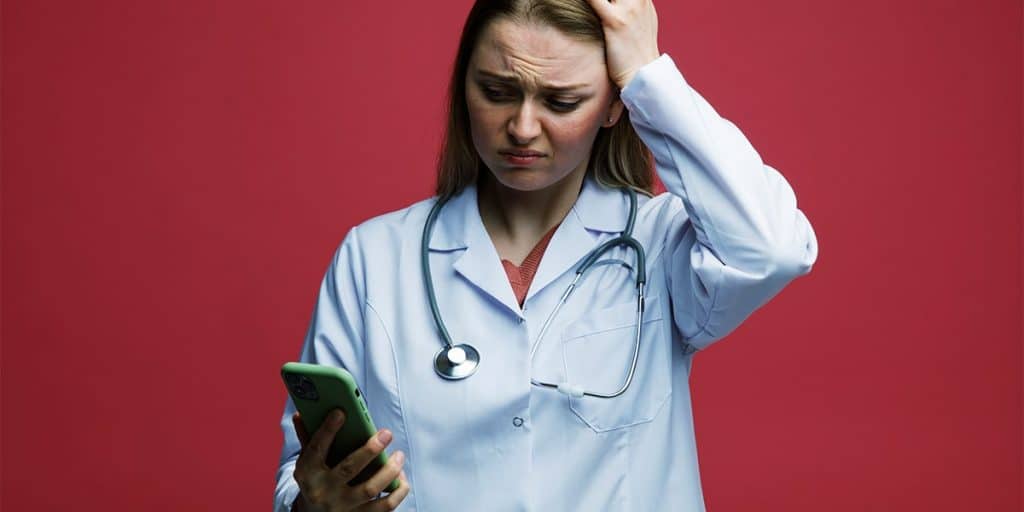 médica com celular está confusa sobre como fazer linha editorial para marketing digital médico