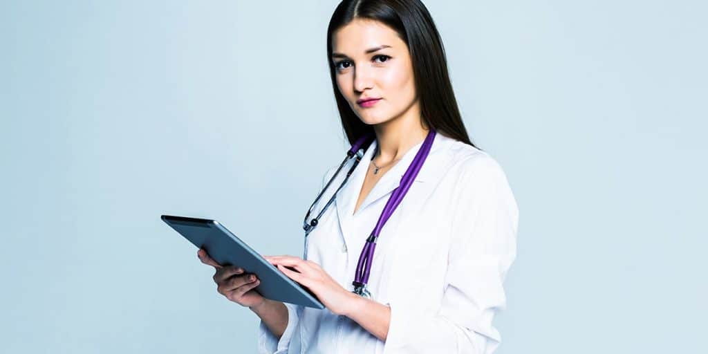 médica com tablet é bem sucedida no marketing digital médico por ter linha editorial