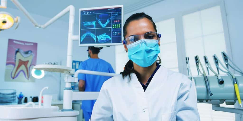 dentistas em consultório odontológico moderno e equipado