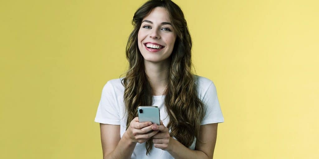 mulher dentista com celular conferindo rede social