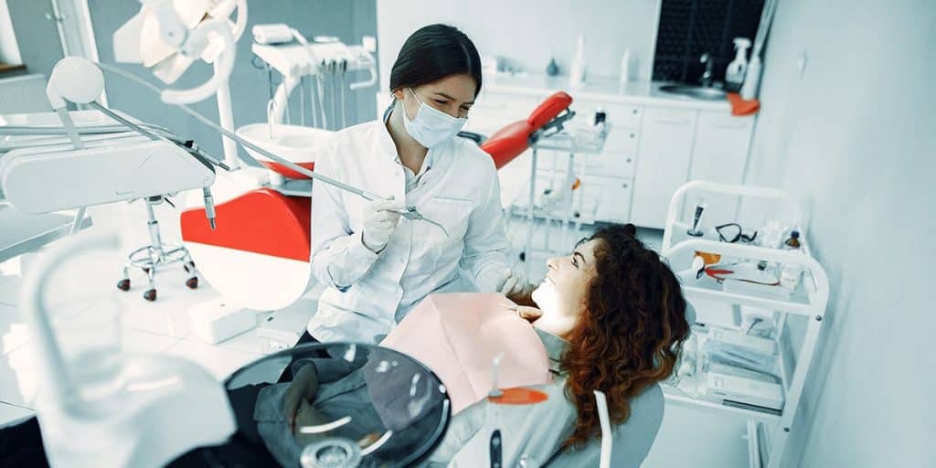 dentista com paciente que chegou pelo marketing para odontologia