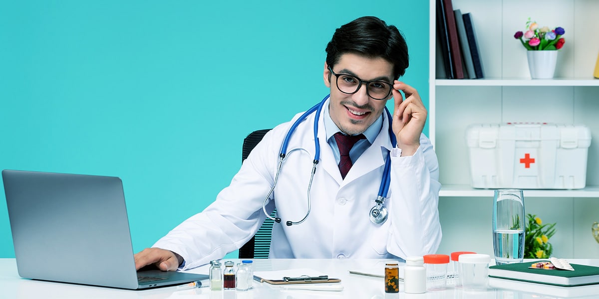 Doutor em sua mesa olhando internauta site E-clínica Digital