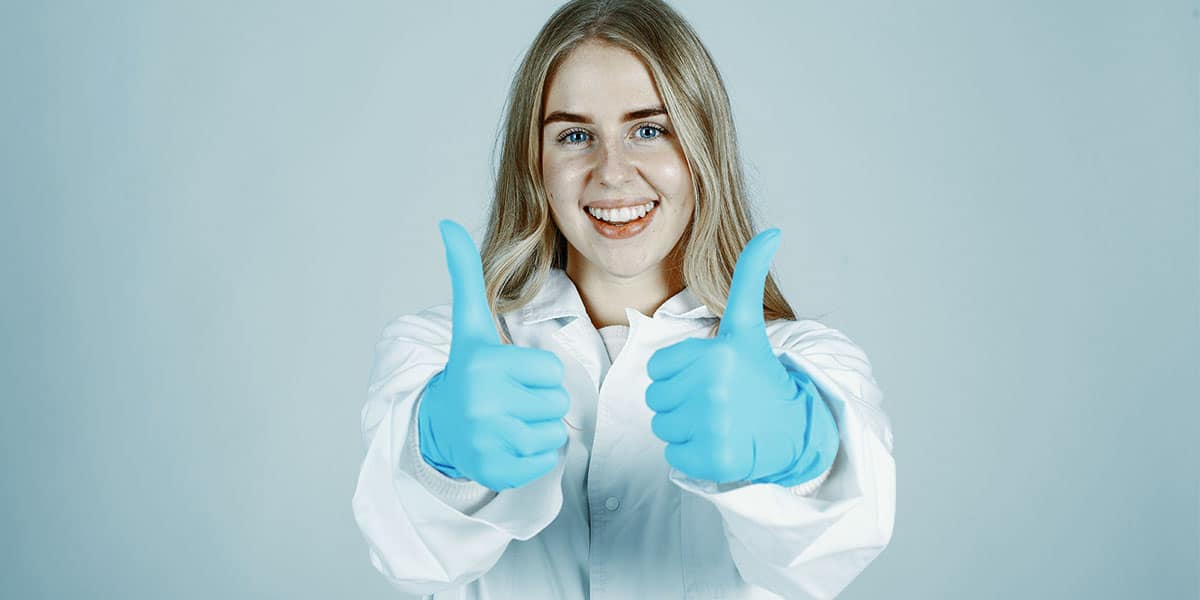 Mulher dentista feliz fazendo gesto de legal - Agência E-clínica digital