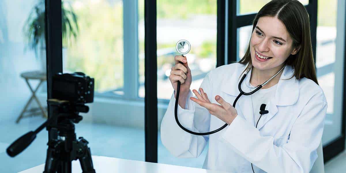 Médica em frente à câmera mostrando o que é marketing digital - site E-clínica empresa de marketing digital de Belém - PA