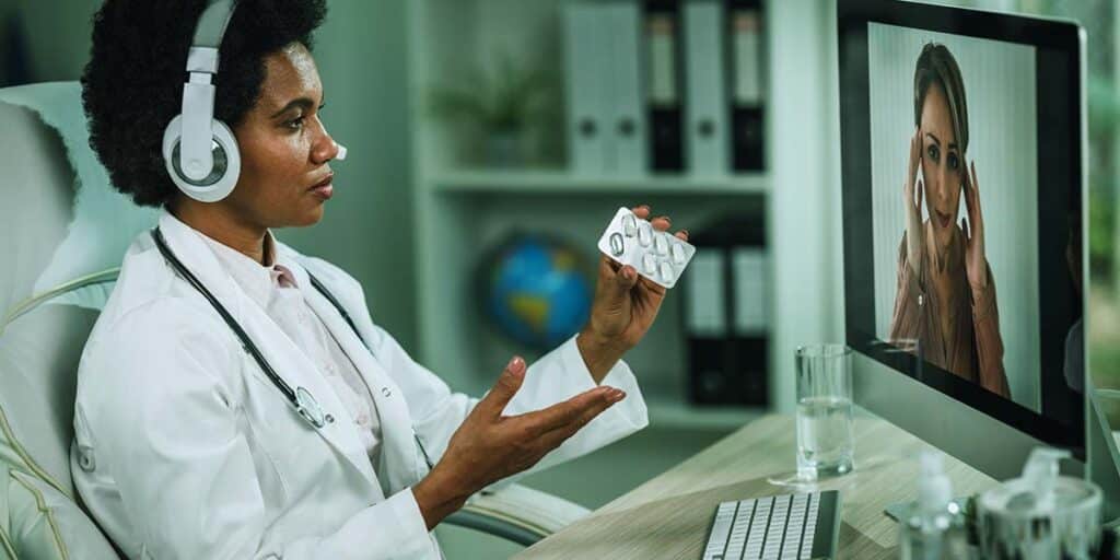 Médica negra atendendo por telemedicina - site E-clínica empresa de marketing digital de Belém - PA